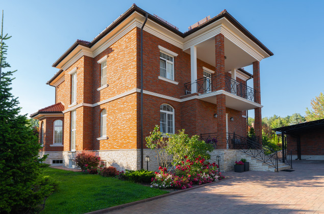 современный кирпичный коттедж с большой территорией